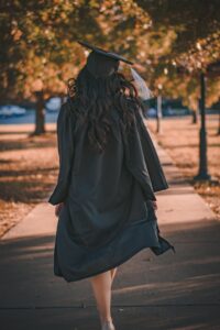 Pros and Cons of Refinancing Student Loan Debt