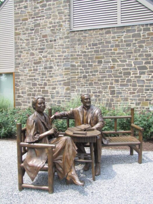 Statue of Eleanor and Franklin D. Roosevelt sitting around a table.