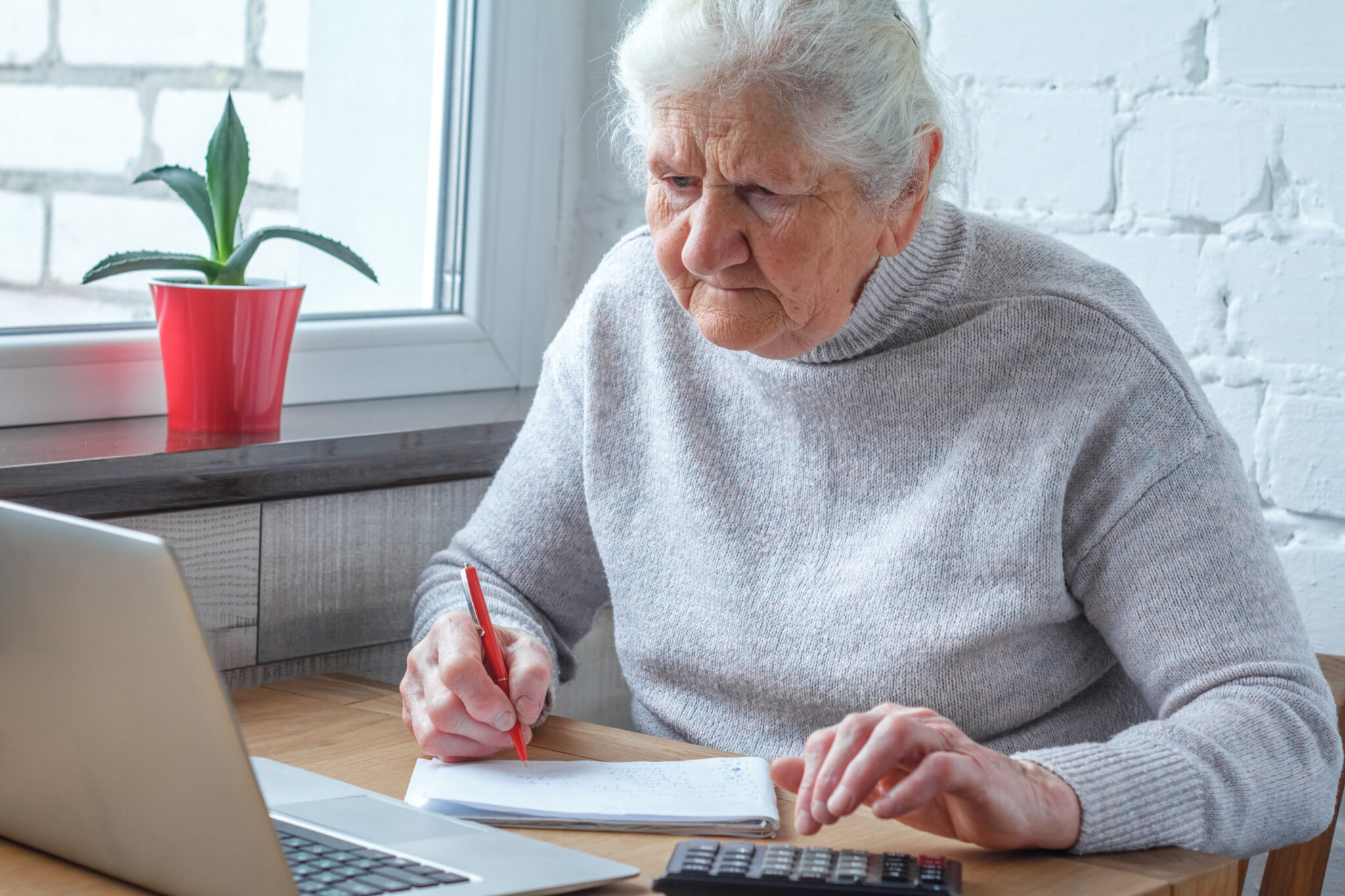 15 Warning Signs of Scams Targeting Seniors