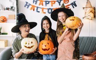 places where you can still find cheap Halloween costumes