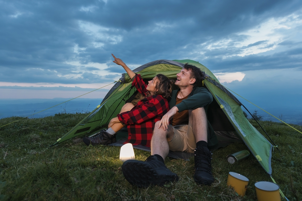 couple stargazing free date night